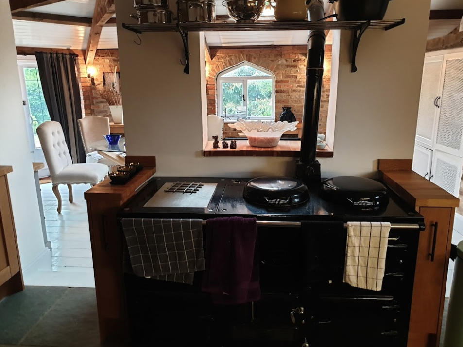 The kitchen in the farmhouse in Park Lane, Lincolnshire. Image: Zoopla/Harriet & George