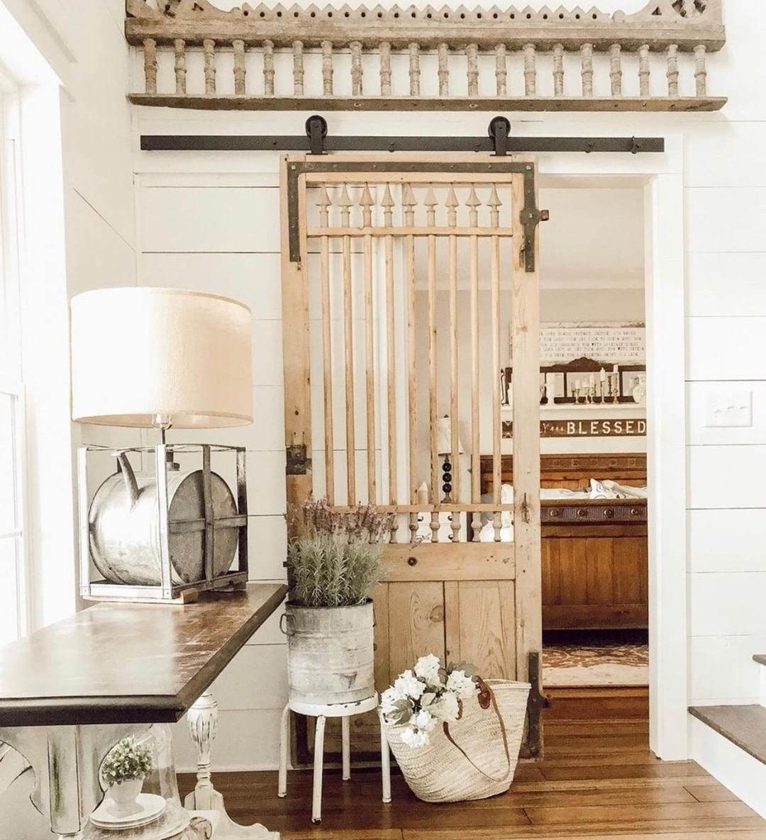 Reclaimed barn door. Image: @rahrags/Instagram