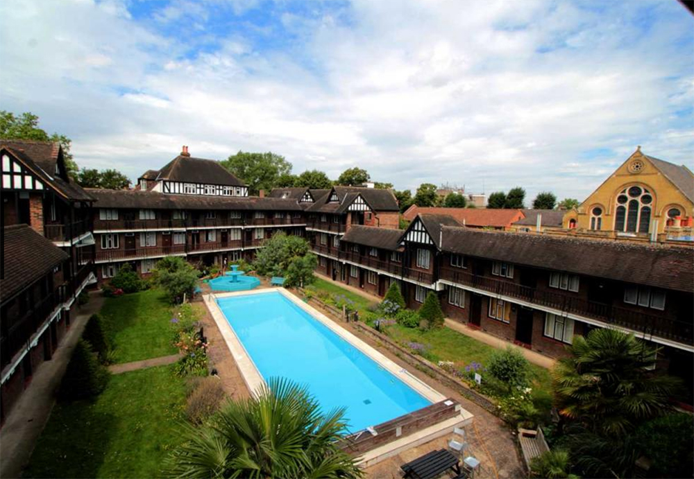 Studio flat in Brixton for rent - complete with a communal pool!. Image: Rightmove