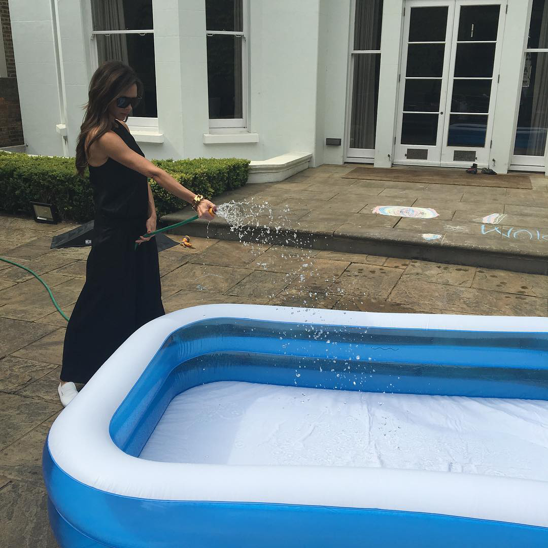 Is there any better way to cool off? VB fills a paddling pool. Image: @victoriabeckham / Instagram