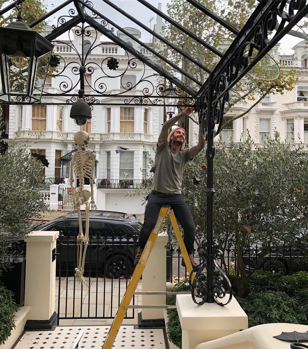 David Beckham goes all out with the Halloween decorating. Image: @victoriabeckham / Instagram