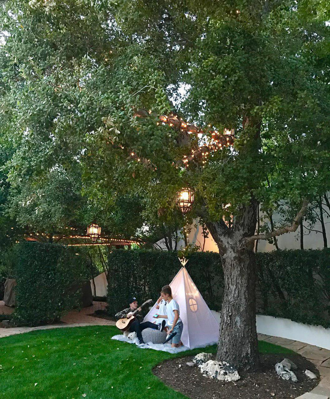 The Beckham boys play in a cute tipi in the garden. Image: @victoriabeckham / Instagram