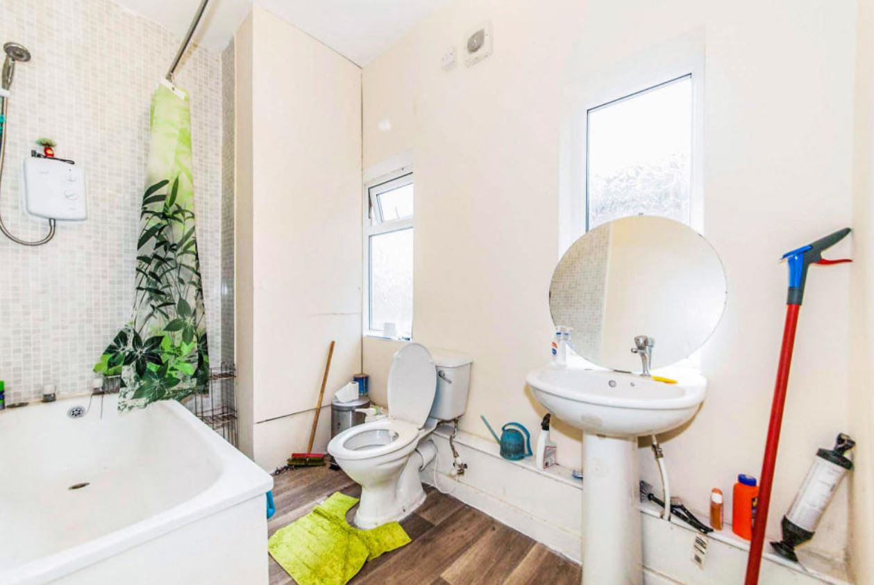 There are already two bathrooms in this large townhouse for sale. Image: Manners & Harrison / Rightmove