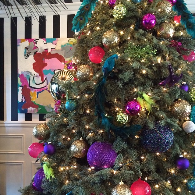 Kourt's Christmas decor is a masterclass in cool clashing colours. Image: @kourtneykardash/Instagram